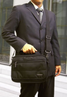 ショルダーバッグやリュックをスーツに合わせない方が良い理由 日本唯一の経営者専門スーツ仕立て屋 イルサルト